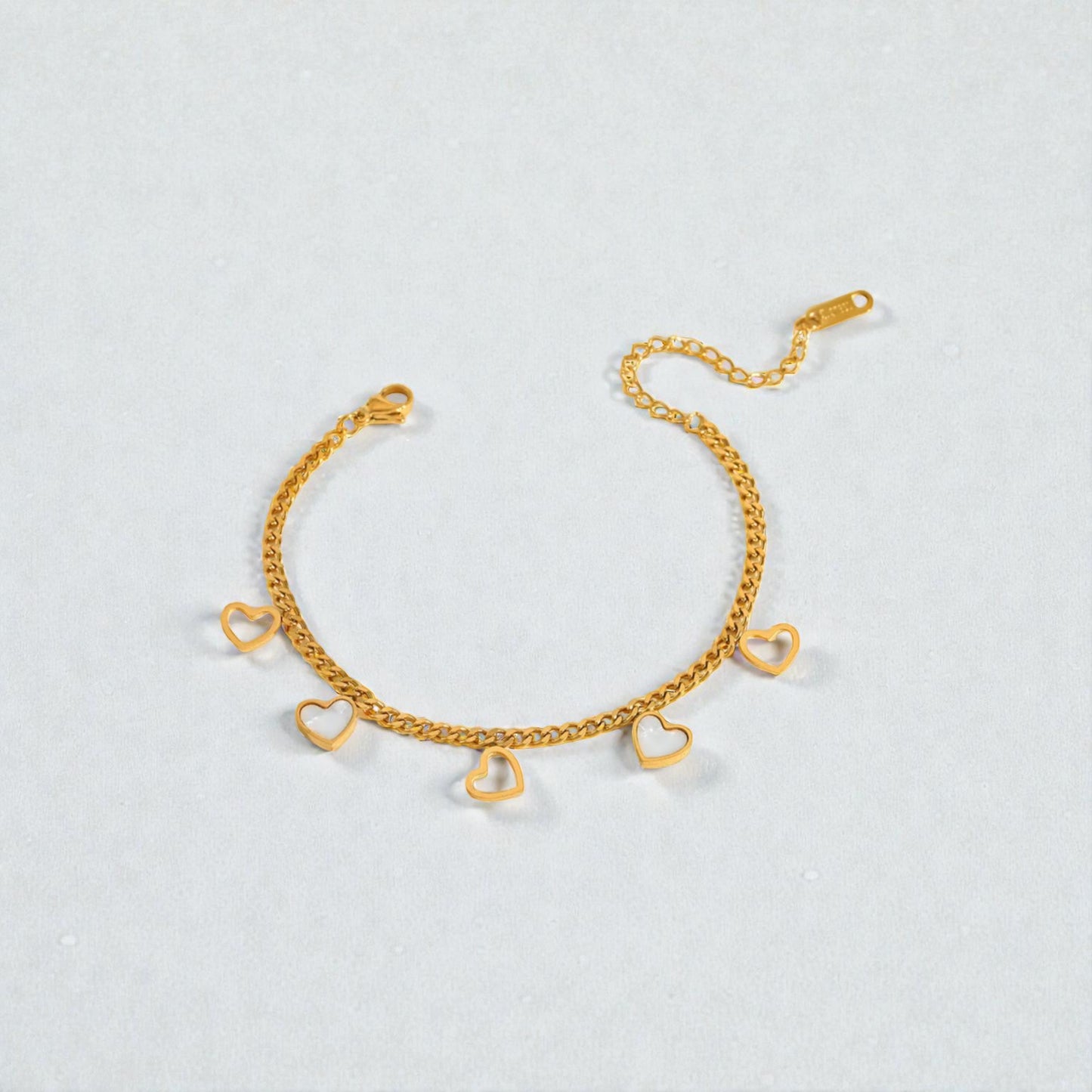 „Lovelora“-Armkette