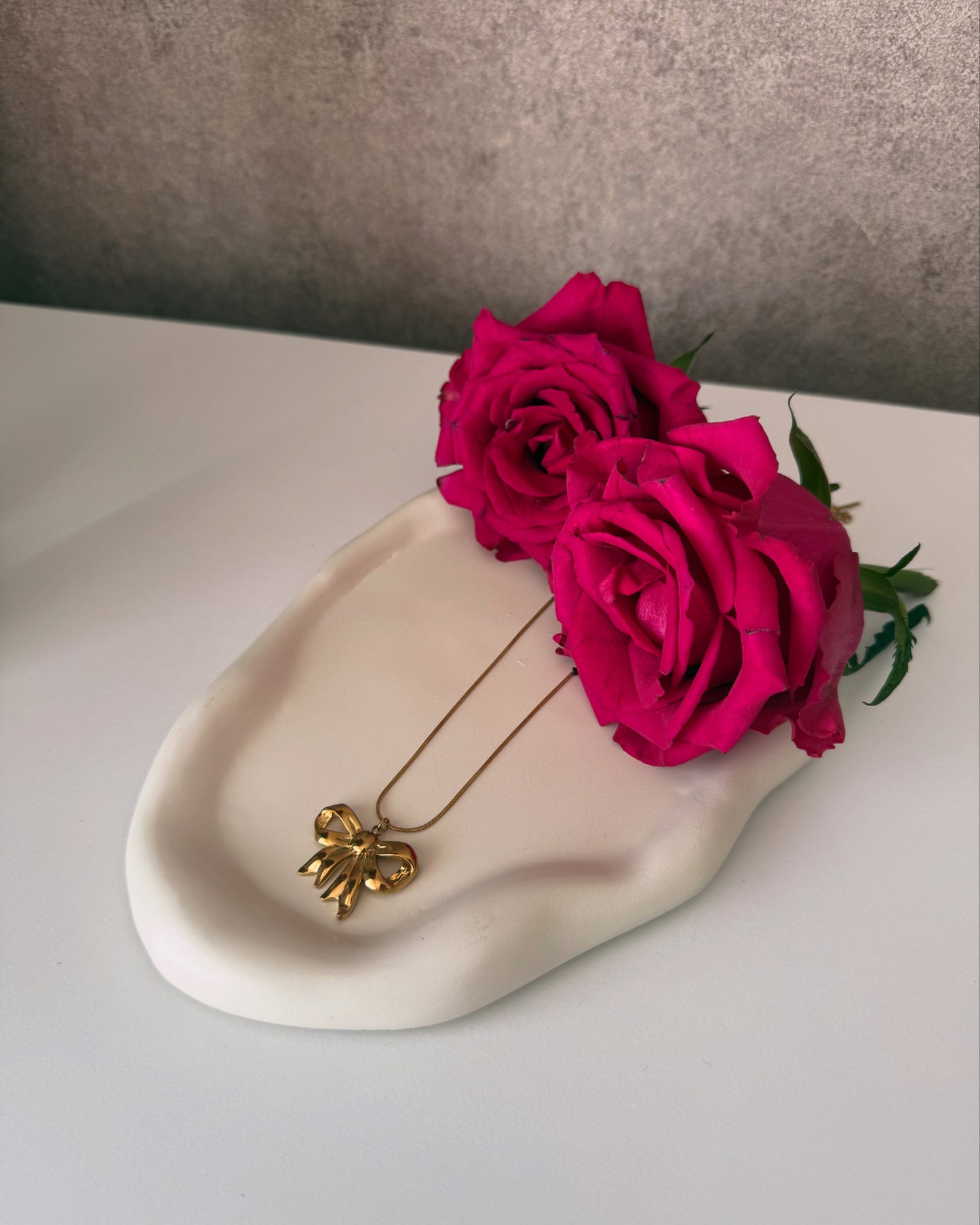 „Golden Bow“-Halskette